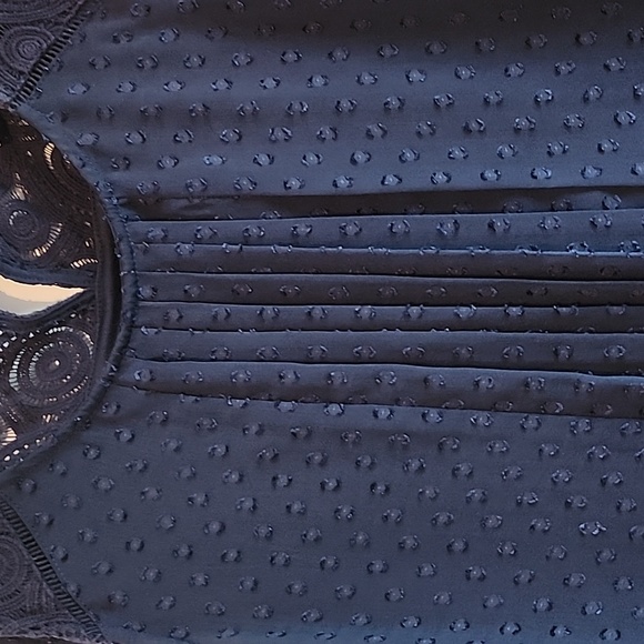 Medium navy sleeveless tank with lace detail and pleated front. - Picture 3 of 4